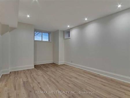 High ceilings feels brand new lots of natural light!