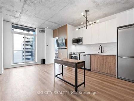 QUEEN WEST 2 BEDS 1 BATH HARD LOFT PARKING INCLD