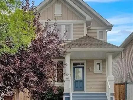 3 Bedroom house in family-oriented neighborhood, with lots of windows | 2015 72 Street Southwest, Edmonton