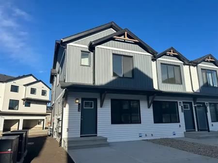 BRAND NEW 3 bed 2.5 bath corner unit townhouse in Secord Promenade! | 1025 Secord Promenade NW, Edmonton