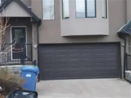 LARGE TOWNHOUSE WITH A PRIVATE DOUBLE GARAGE, GREAT LOCATION! | Calgary