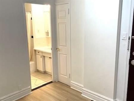 Studio - Westmount - $1,200 /mo