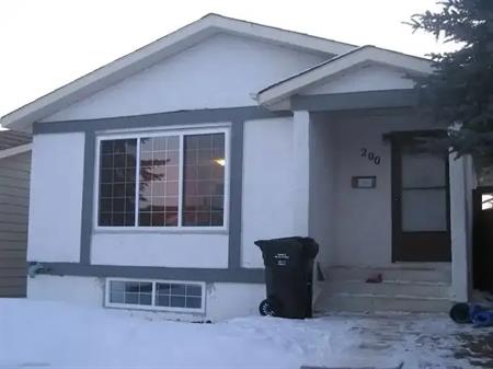 Beautiful 3 bedroom main floor for $1799.00 | 200 Faldale Close, Calgary