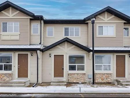 Available  1st December a beautiful 2 bedroom 1 bathroom  and 1 parking | 173 Saddlebrook Point Northeast, Calgary