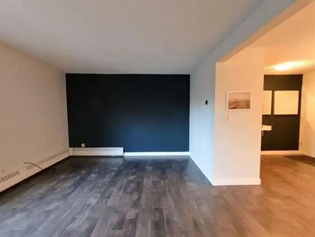 Spacious Modern Top Floor 2 Bedroom Condo in Oliver | 51 - 10208 113 St, Edmonton