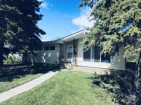 Cozy 3 bedroom house with heated garage and covered outdoor fireplace | 3016 Blakiston Drive Northwest, Calgary