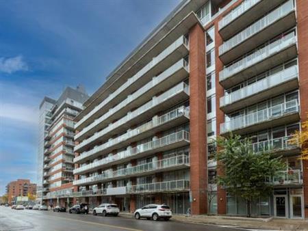 Modern 1-Bed Condo in Byward Market with Private Patio & In-Unit Laund