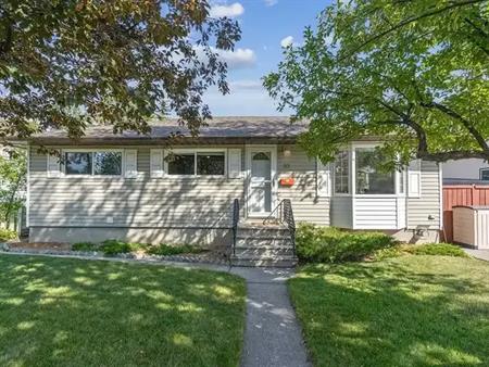 Beautiful 3bd Main Level Near MRU | 30 Greenwood Crescent Southwest, Calgary