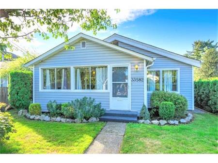 Charming home with fenced yard - pet friendly