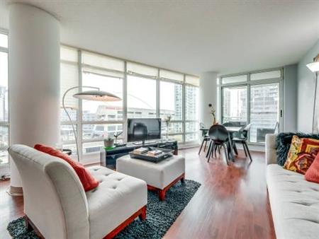 Spectacular 1 Bedroom + Den Suite with CN Tower Views in the Entertain