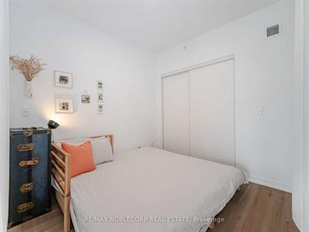 Feels brand new junction triangle + den 1000+sqft parking included!