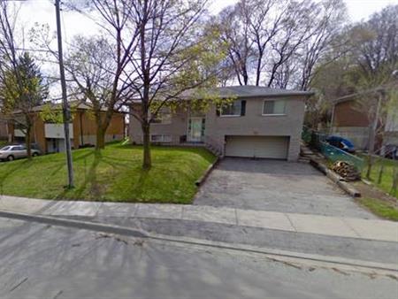 House for rent, 3 bed 1 full bath, finished basement, close to UofT