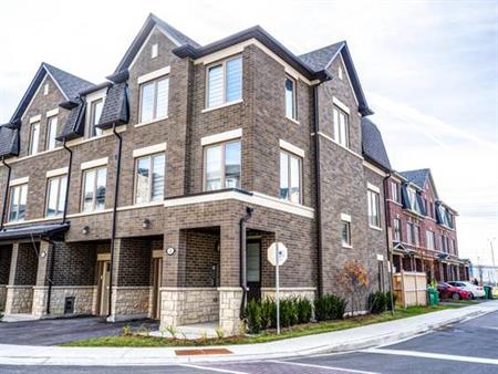 WOW!! Nearly New Townhouse w/parking & lots of space!