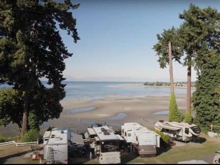 Stay at Paradise RV Park – Beachfront Views, Mini Golf & More!