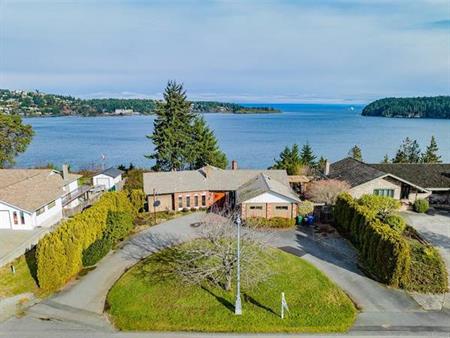 Charming Oceanfront Rental in Departure Bay