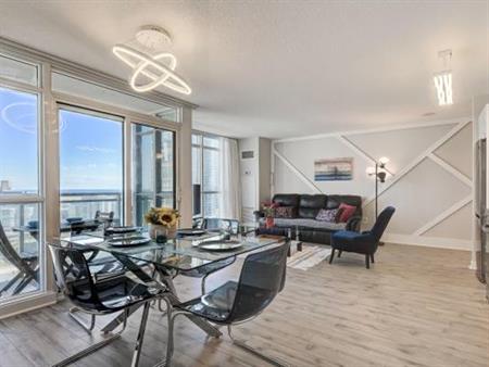 Luxurious 2 Bed, 2 Bath Corner Suite with Lake Views, Balcony & Parkin