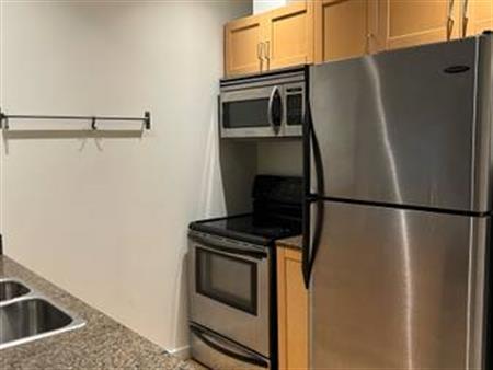 Waterclub Condo - 1 bdrm + den/solarium & 2 Bath