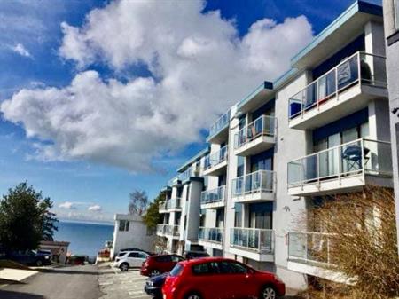 White Rock Stunning Ocean View Corner Unit One Bedroom Spacious 750sqft Apartmen