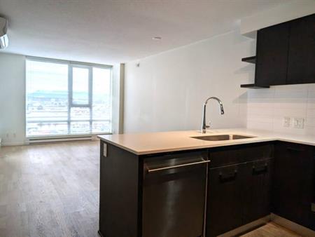 A concrete apartment with mountain view at “Quintet Tower D”