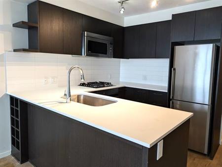 A concrete apartment with mountain view at “Quintet Tower D”