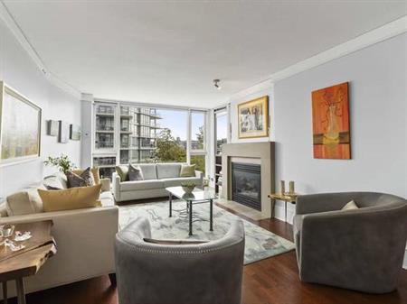 Luxurious waterfront living 2BR 2BA w/ a view!