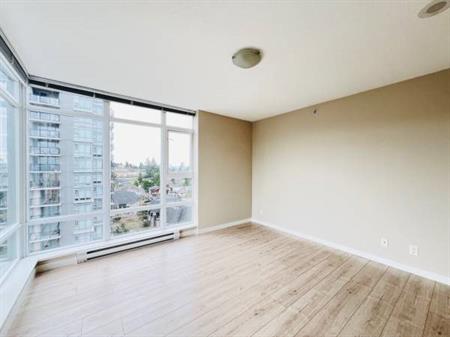 Spacious Renovated 2 bed 2 bath 1 den with new floor in Lougheed Coqu