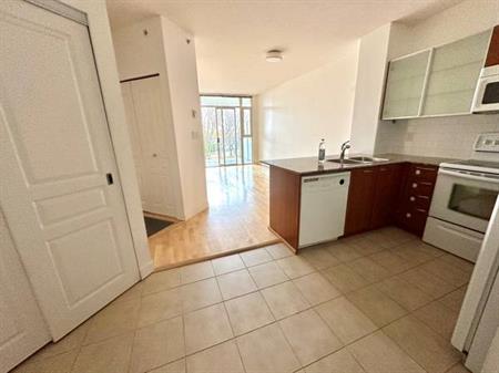 King Ed Village 1 bedroom +den