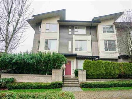 SFU | Spacious 2 bed 2 bath Corner Townhouse w/ parking @ Serenity