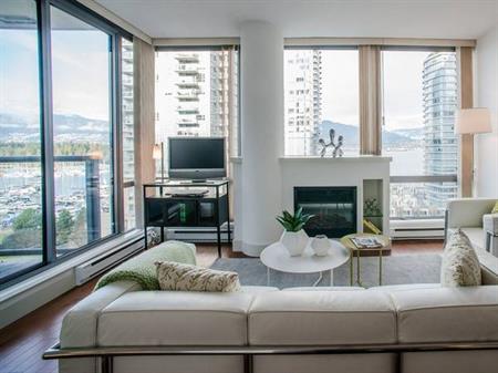 Spacious 2 Bedroom Corner Suite in Coal Harbour with Stunning Views