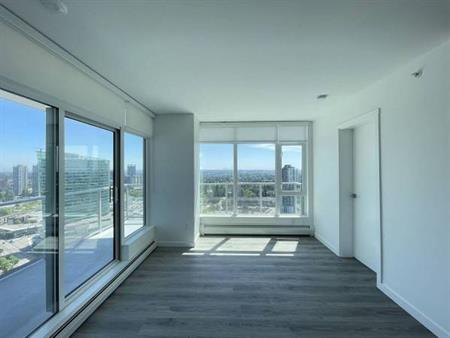 Modern Surrey Central 2 Bedroom 2 Bath apartment