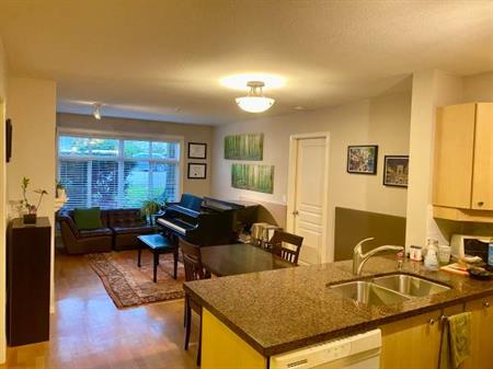 Spacious 2 bedroom + flex apartment in Kitsilano – Available January 1