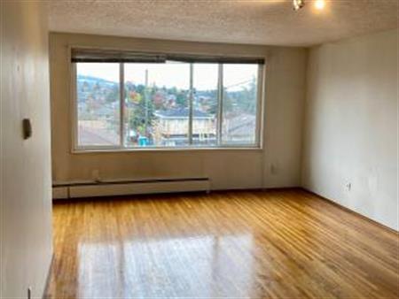 Burnaby Nice View 1 Bedroom Spacious 850sqft Indoor Heated Pool Apt