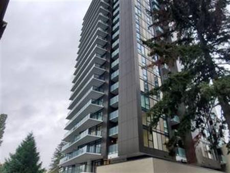 Modern 2-Bed Condo with World-Class Amenities in the Heart of Surrey!