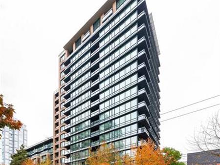 1 Bed Condo in Yaletown w Flex Space & Balcony