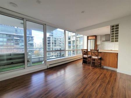 Bright + Spacious 1 Bed 1 Bath + Den @ Tower Green - UNFURNISHED