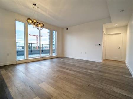 Oakridge Like-new 2 bed 2 bath 900sqft w/ 300 sf terrace