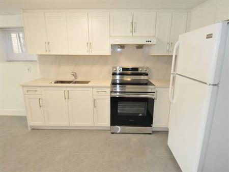 For Rent: 2 Bedroom near Skytrain ****