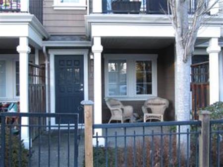 3bd 2 bth townhouse downtown Langford