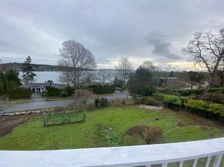 Beautiful 3 beds house in Cordova Bay