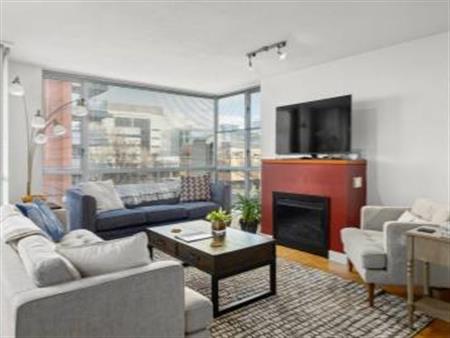 LUXURY 3BR/2BA DOWNTOWN VICTORIA CONDO | PRIME LOCATION