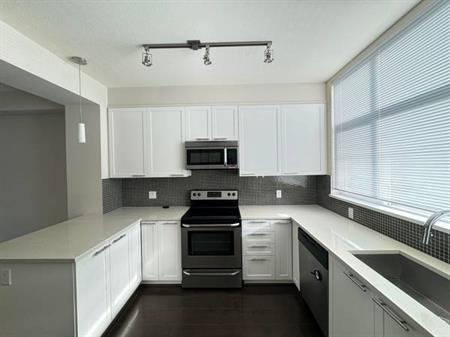 Modern South Surrey 2 beds/2 full bath plus a den townhouse