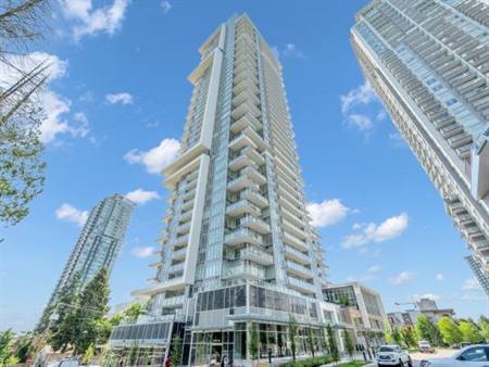 Surrey Central - One Bedroom Suite - 2 Min to SKYTRAIN