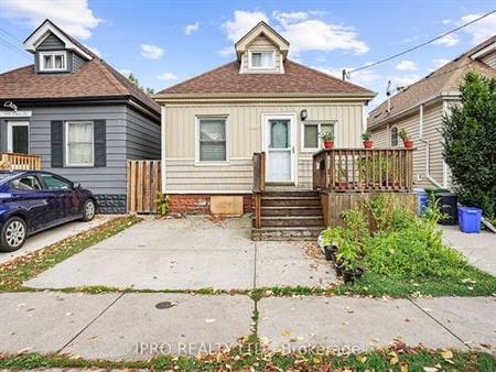 2BR detached home main level