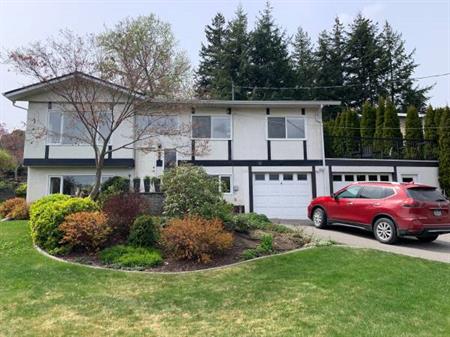 Entire house with yard and garage overlooking Swan Lake in Vernon