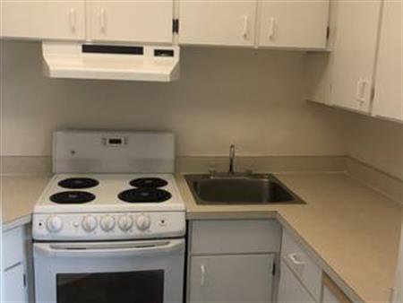 $2425 / 1br - 434 SqFt - JR ONE BEDROOM Ocean View! English Bay