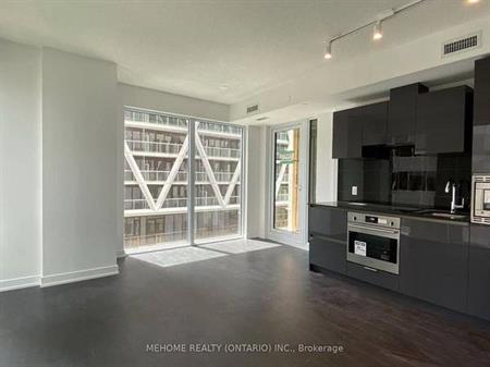 238 Simcoe St 904