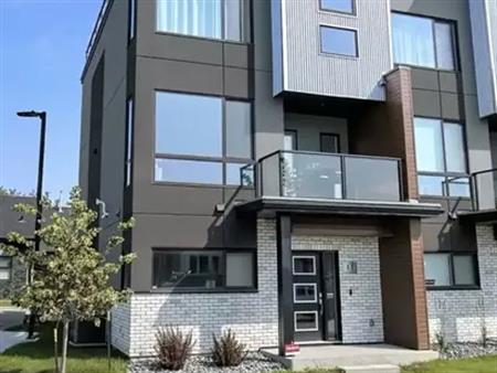 FULLY FURNISHED TOWNHOME W/ STUNNING ROOFTOP! | 11 - 95 Salisbury Way, Sherwood Park