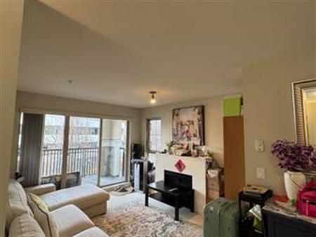 Furnished Large 2 bed/2 bath Apartment in Brentwood!