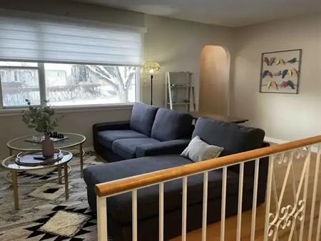 Cozy 2 bedroom main floor near hospital (Foothills, Arthur Child Cancer Centre) | Calgary