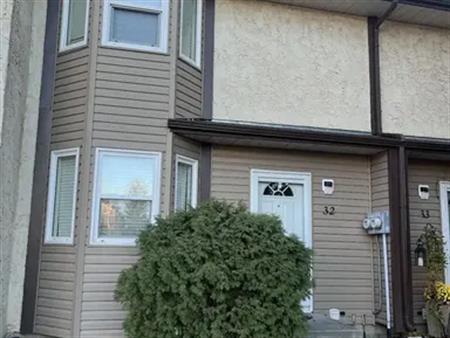 Keheewin 3 bedroom townhouse, 2 parking stalls, backyard | Edmonton